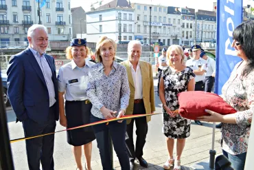 Burgemeester Schepmans knipt het lintje in het bijzijn van de andere leden van het politiecollege