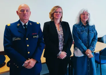 Van links naar rechts: korpschef - Luc Ysebaert, staatssecretaris  - Marie-Colline Leroy, ASBL Touch Pas A Ma Pote - Béa Ercolini.   