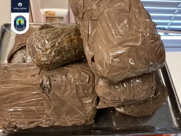 huiszoekingen leveren 14kg drugs en hoeveelheid cash geld op