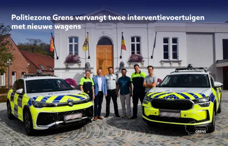 Korpsleiding en de drie burgemeesters stellen samen de nieuwe interventievoertuigen van Politiezone Grens voor: een Volkswagen Tiguan en een Skoda Kodiaq, die twee oudere dienstvoertuigen vervangen.