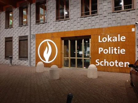 gebouw Politie Schoten bij nacht