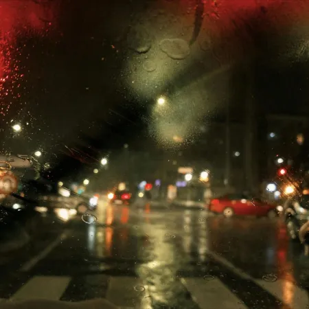 donkere straat gezien door voorruit voertuig