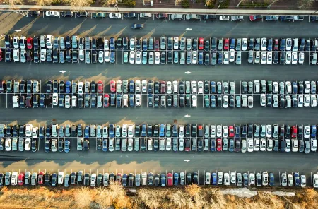 gigantisch aantal voertuigen op parking