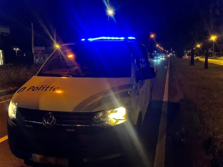 politievoertuig met lichtbaken tijdens nacht