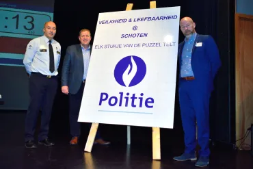 korpschef, procureur des Konings en burgemeester staan rond de symbolische grote puzzel van de Lokale Politie Schoten