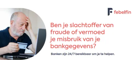 Oudere man zit met zijn bankkaart in de hand naar een laptopscherm te staren