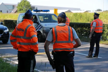 Politieagenten bij combi houden controleactie