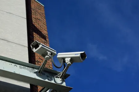 2 bewakingscamera's aan de buitenmuur van een gebouw