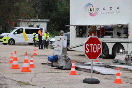 Mobiel keuringsstation van GOCA met op de achtergrond controleurs van VLABEL en de Lokale Politie ZARA