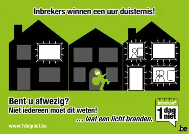 Postkaart met 3 huizen. In 2 huizen brandt licht, in het derde breekt iemand in.