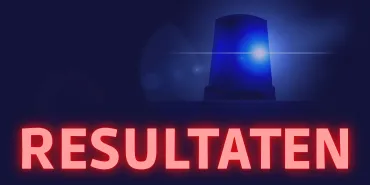 Blauw zwaailicht in de nacht met de tekst 'Resultaten'