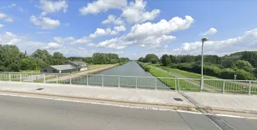 Netekanaal aan Emblem beach vanop de brug