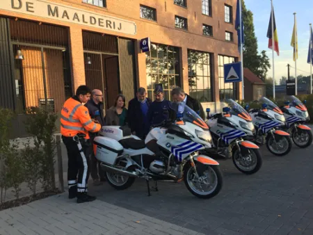 Politieman toont functionaliteiten motor aan burgemeesters