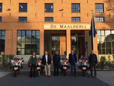 Burgemeesters naast nieuwe motoren