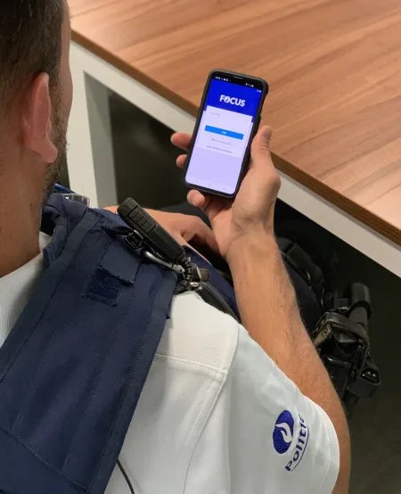 Politieman test de app FOCUS uit