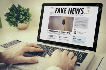 Laptop - foto 'fake news'