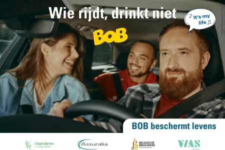Wie rijdt, drinkt niet. Het enige dat je mag gebruiken is je stuur. 