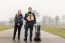 foto van 2 inspecteurs en 1 hond op de baan