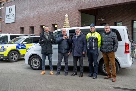 overhandiging voertuig aan dierenasiel door politiecollege