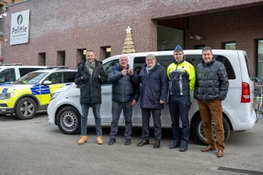 overhandiging voertuig aan dierenasiel door politiecollege
