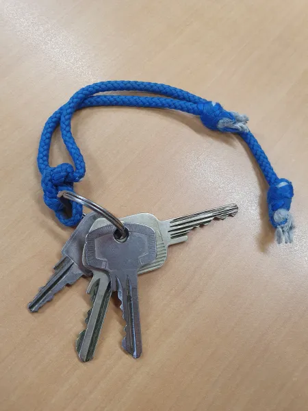 Sleutelbos met blauw koord