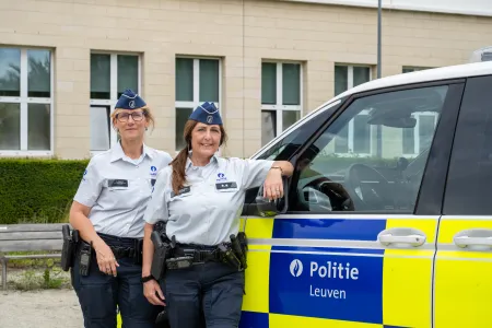 Senioreninspecteurs aan politiewagen