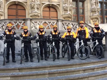 Groepsfoto van het fietsteam voor het stadhuis van Leuven