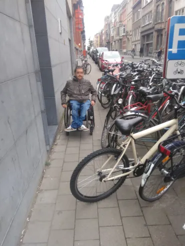 Rolstoelgebruiker wordt gehinderd door verkeerd gestalde fietsen