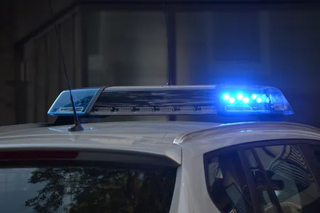 foto van een lichtbalk in werking op een politievoertuig 