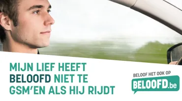 Een jongeman die aan het stuur zit belooft zijn vriendin dat hij niet zal gsm'en als hij met de wagen rijdt