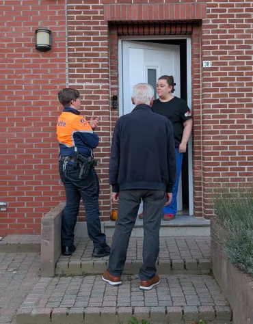wijkinspecteur belt aan bij inwoner