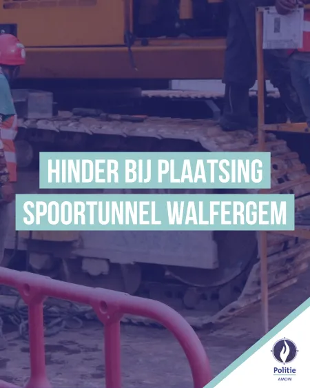 Nadarhek met daarachter rupsbanden van een grote machine