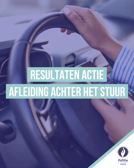 vrouw met de ene hand aan het stuur van een auto en in de andere hand heeft ze een gsm vast