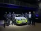 Gestripte Polestar met daarrond de korpschef van PZ AMOW, de burgemeester van Asse en de 6 leden van het nieuwe proactief team van PZ AMOW in uniform