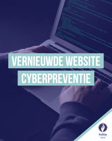 man aan laptop
