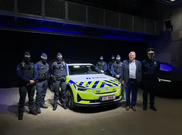 Gestripte Polestar met daarrond de korpschef van PZ AMOW, de burgemeester van Asse en de 6 leden van het nieuwe proactief team van PZ AMOW in uniform