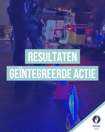 Benen van een inpsecteur bij een blauwe lamp, een aantal voertuigen te zien van hun zijkant/achterzijde waaronder 1 combi met een open koffer