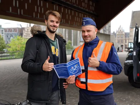 Stijn met student op fietsactie Gent Centrum