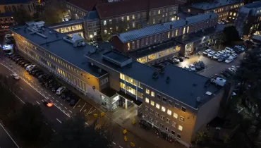 Nachtelijke luchtfoto van het Algemeen Politiecentrum Gent