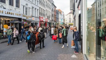 Winkelende menigte in wandelstraat Langemunt