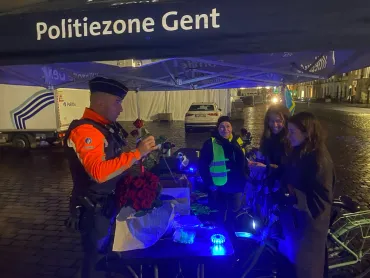 Elke 25ste fietser die in orde was kreeg een rode roos