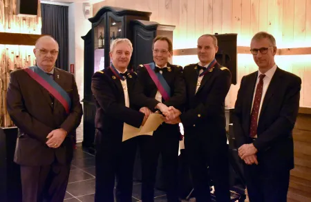 Vlnr. Rudy Maes, nationaal voorzitter van de K.M.V.D.E.M.B., Nico Paelinck, voorzitter van de vaste commissie van de lokale politie en korpschef van de politiezone Westkust, Yves Asselman, nationaal ondervoorzitter van de K.M.V.D.E.M.B. en korpschef van onze politiezone, Marc De Mesmaeker, commissaris-generaal van de federale politie, Dirk De Maeseneer, voorzitter van het politiecollege van onze politiezone