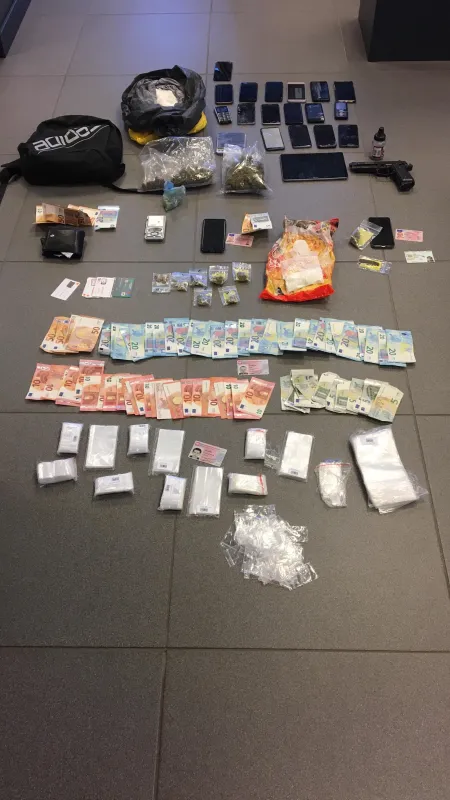 Bij de huiszoeking werden drugs (speed en cannabis), geld en diverse voorwerpen in beslag genomen
