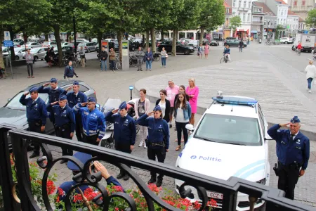 Eerbetoon Politie Lokeren aan stadhuis