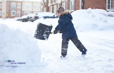 Sneeuw voetpad vrijmaken