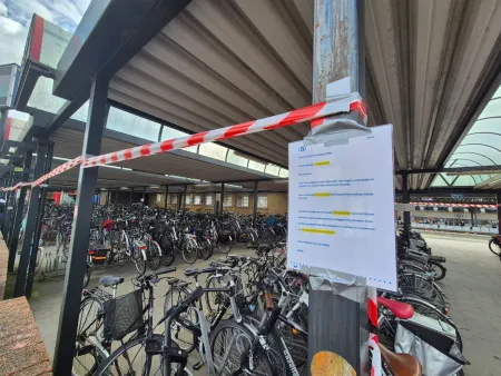 Affiche die opruiming oude fietsenstallingen station aankondigt