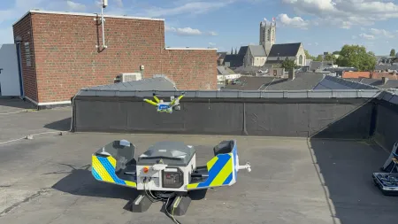 Foto van drone op het dak die uit beveiligde box vliegt