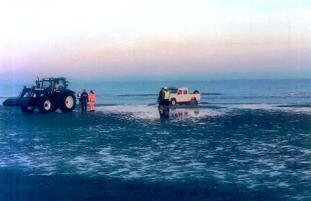 Auto op strand