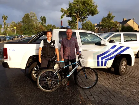 foto overhandiging fiets 