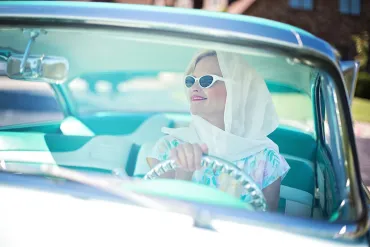 vrouw in auto 